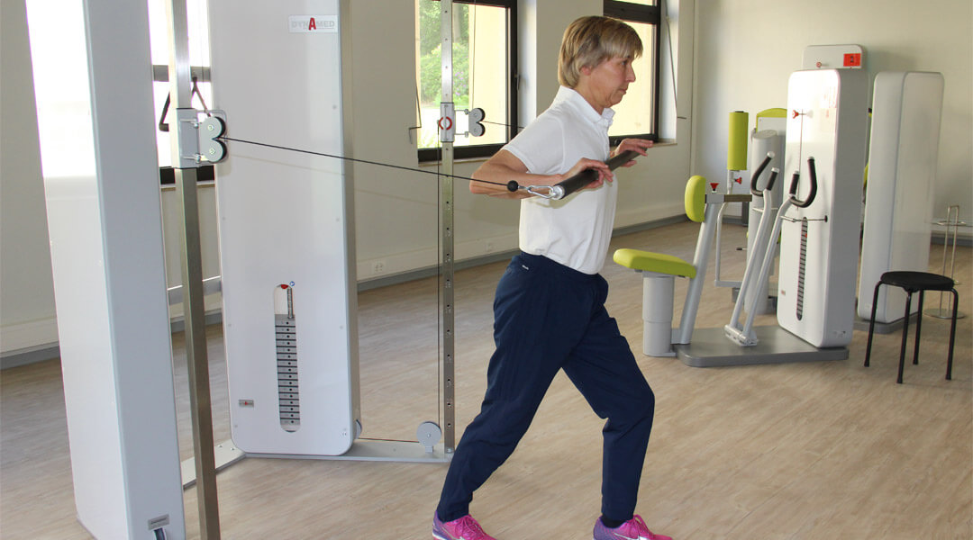 Armübungen bei Sporttherapie in der Park Klinik