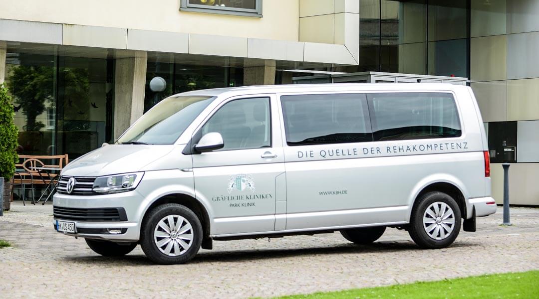 Bully Shuttlebus vor der Park Klinik