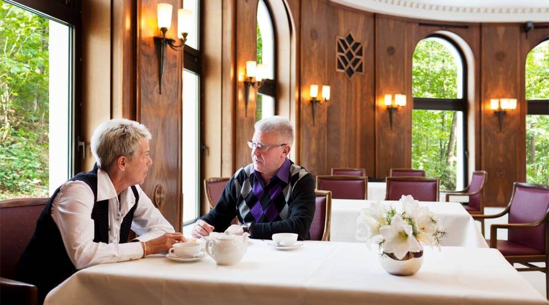 Ehepaar trinkt Kaffee im Cafe der Park Klink