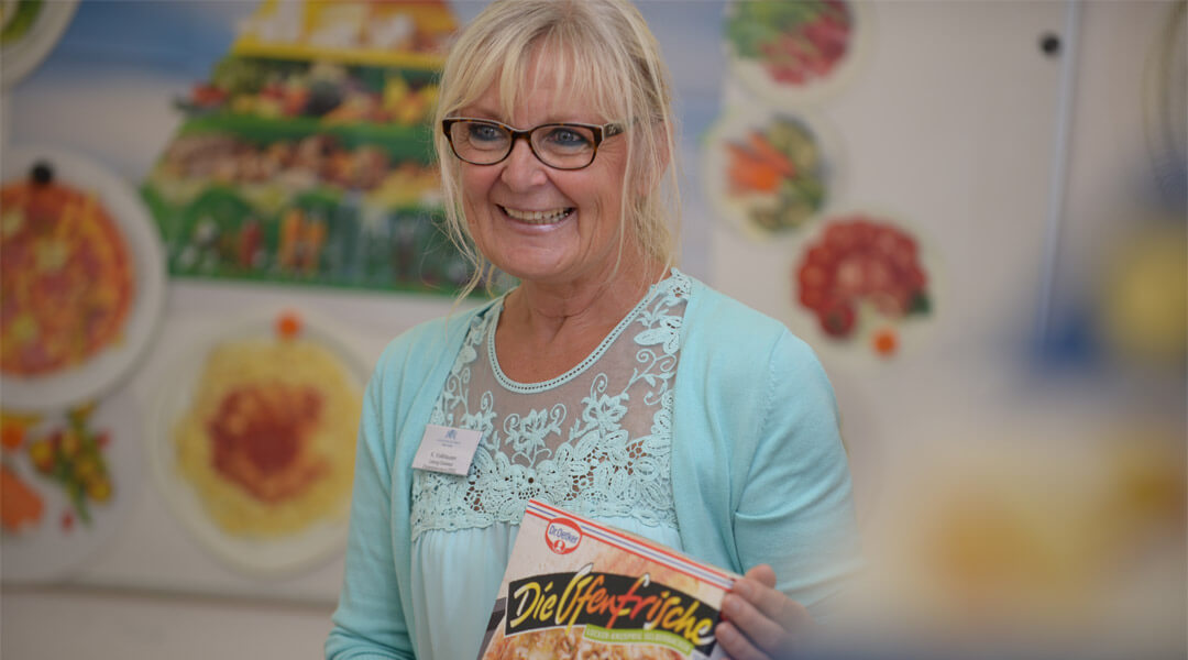 Expertin hält Pizza Karton bei der Diabetesberatung in der Park Klinik