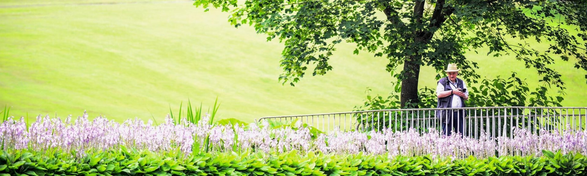 Fotograf auf einer Brücke an der Park Klinik