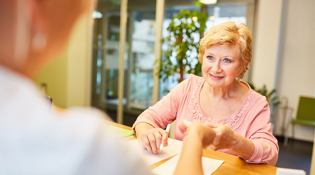 Frau an der Rezeption der Park Klinik