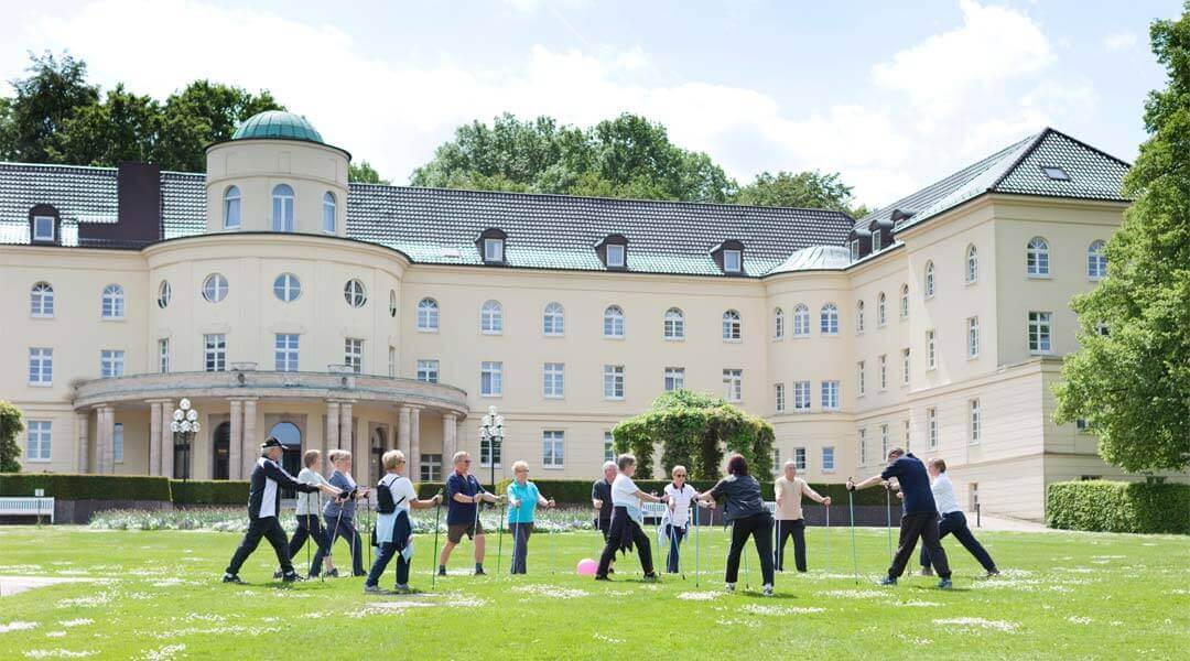 Nordic Walking Gruppe vor der Park Klinik