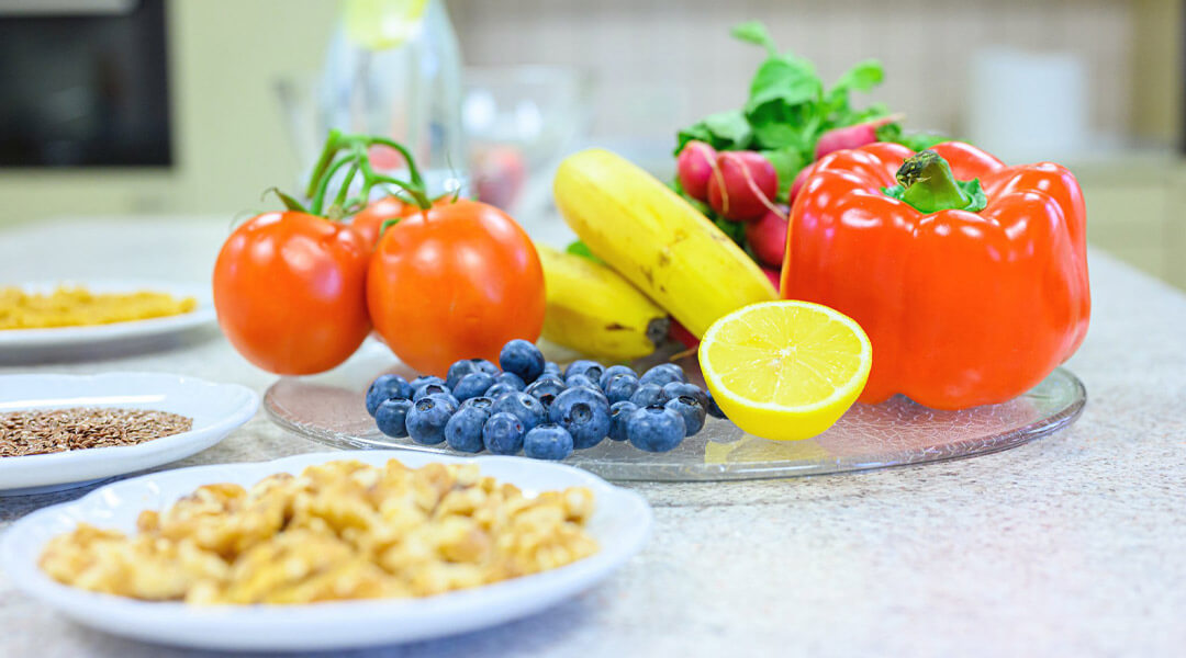 Obst und Gemüseteller auf dem Tisch der Park Klinik