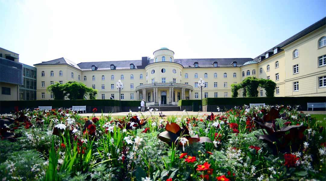 Park Klinik mit Blumenbeet am Haupteingang