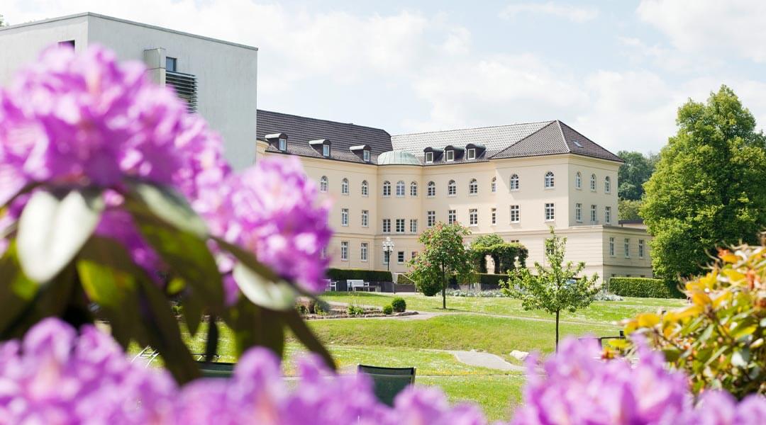 Park Klinik hinter Rhododendron