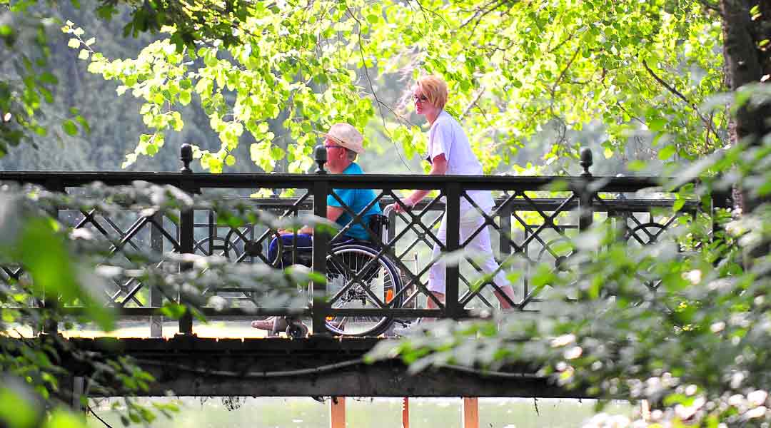 Ein Spaziergang im Park mit einer Pflegekraft