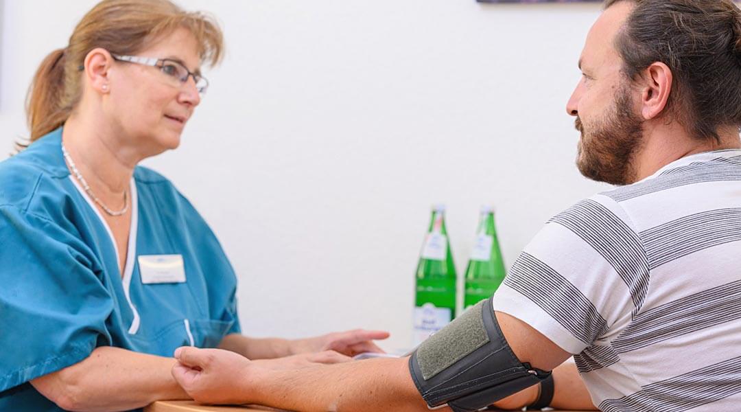 Pflegerin gibt Patient einen Ratschlag in der Park Klinik