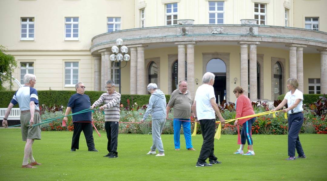 Sportgruppe vor der Park Klinik