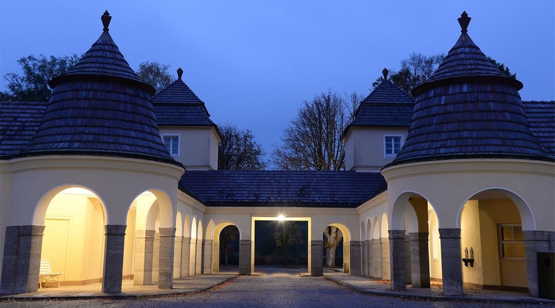 Torbogen der Park Klinik bei Nacht