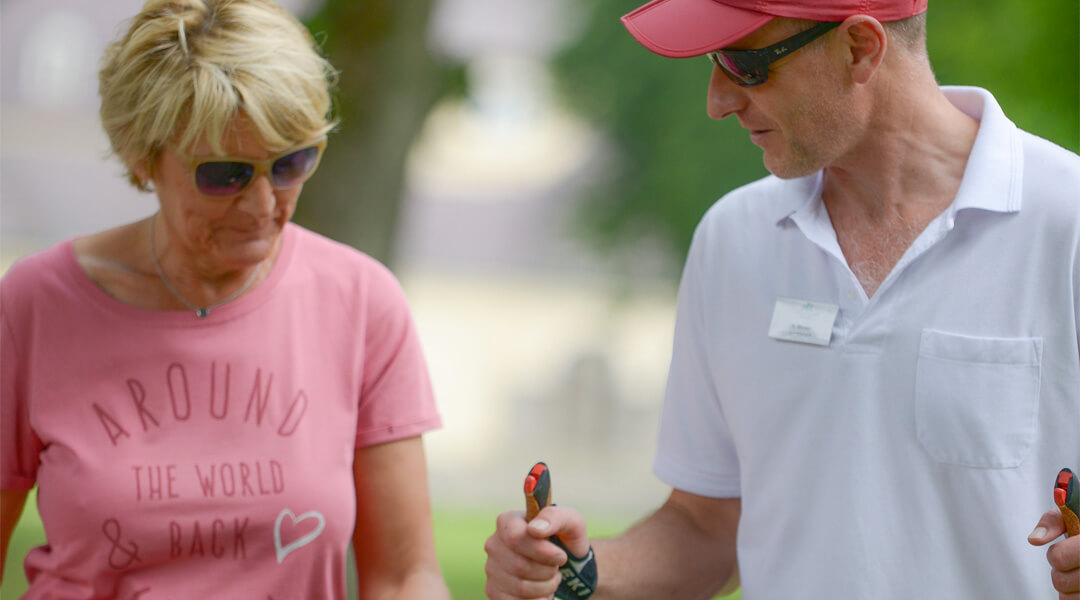 Trainer erklärt Nordic Walking Technik Park Klinik