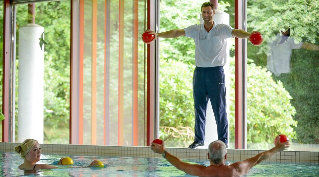 Übungen mit Bällen im Bewegungsbad der Park Klinik
