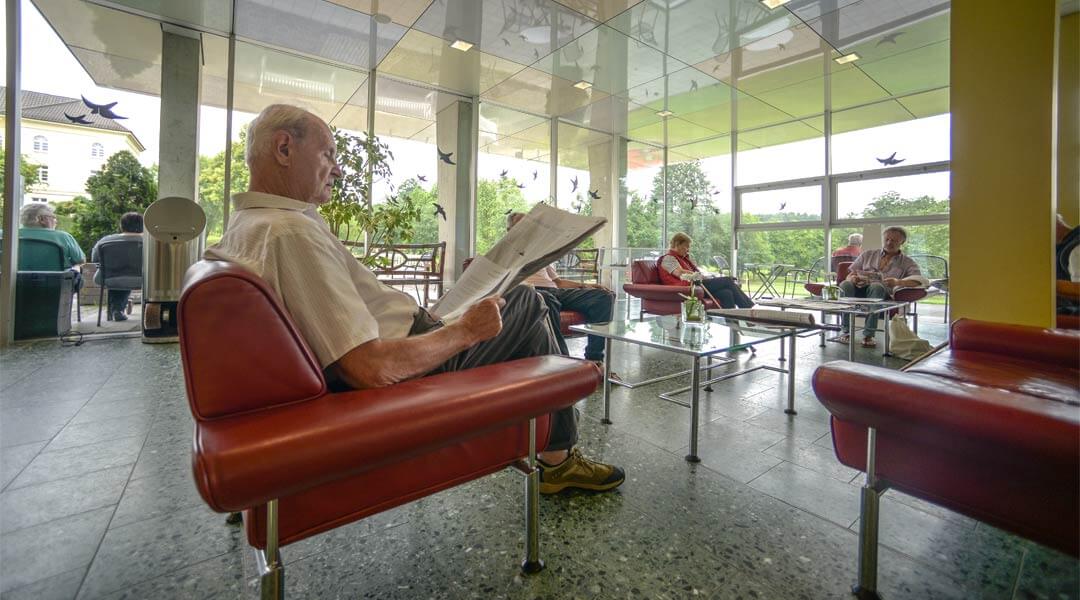 Wartende Personen in der Eingangshalle der Park Klinik