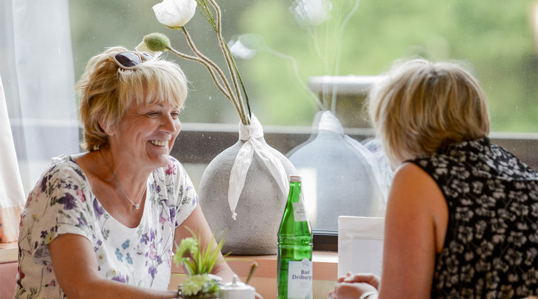 Zwei Frauen im Speisesaal der Park Klinik